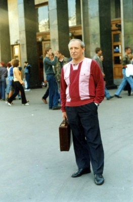  У метро Театральная. 2001 год
